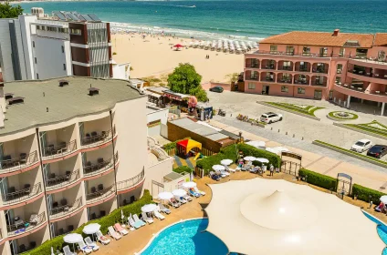 MPM Hotel Orel pool and beachfront area