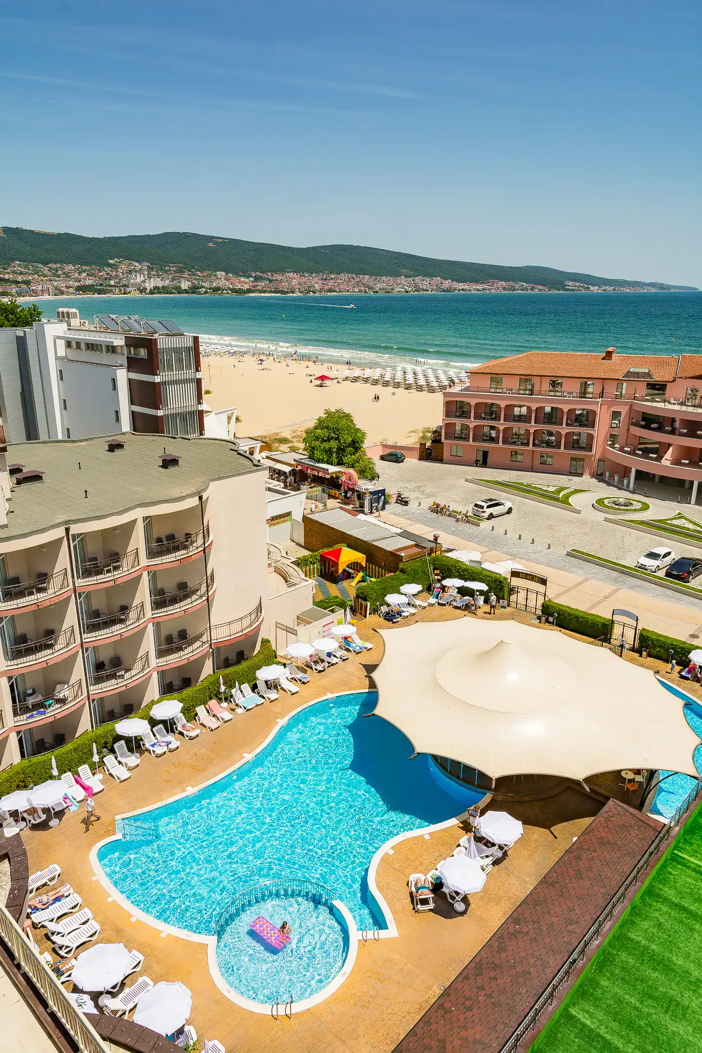 MPM Hotel Orel pool and beachfront area